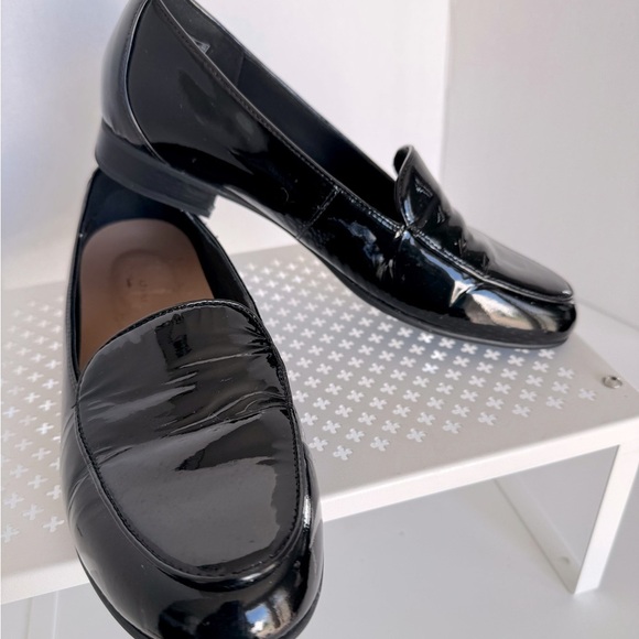 Unstructured Clarks Women Patent Leather Black Loafers Slip On Size 8.5 Flats - Picture 1 of 9
